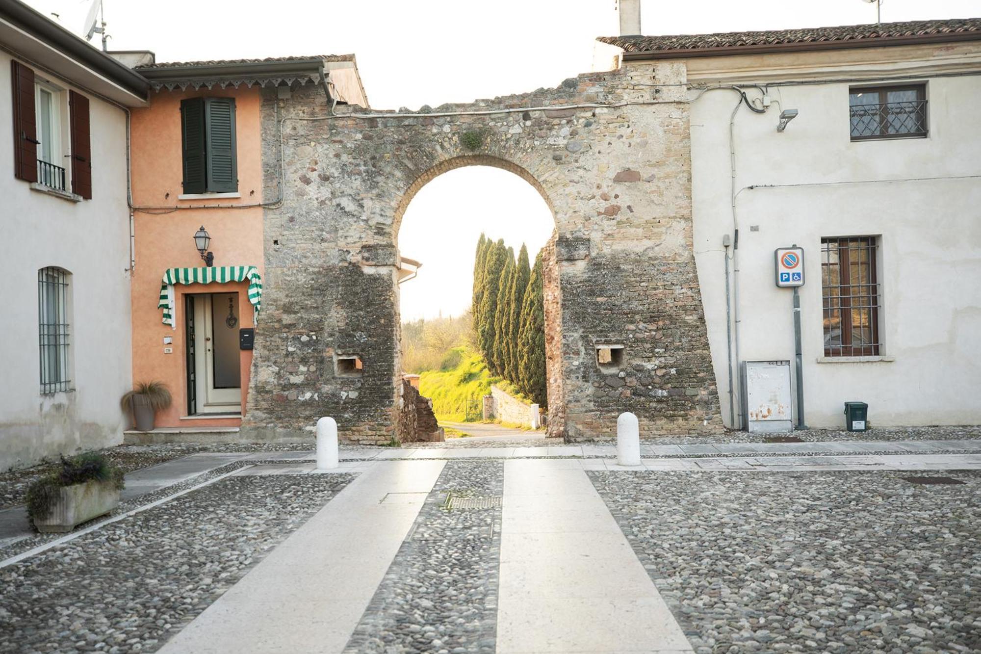 Relais La Rocca Solferino Acomodação com café da manhã Exterior foto